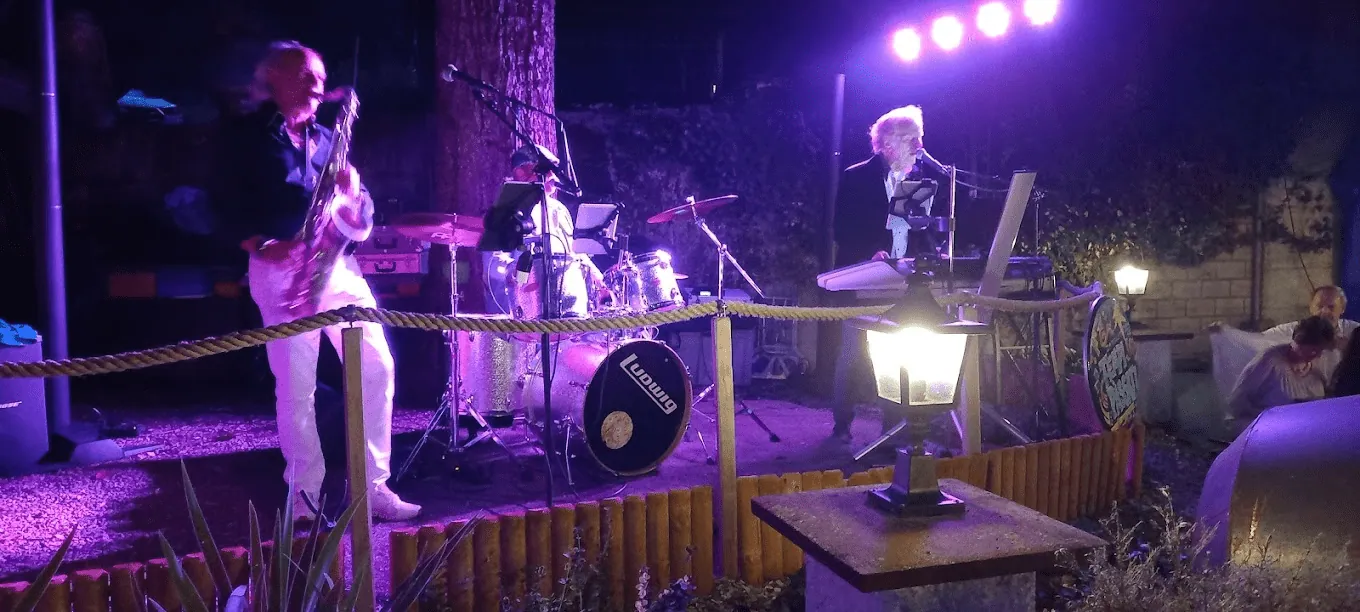 Live-Musik auf der beleuchteten Bühne am Abend
