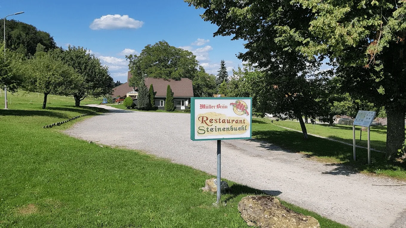 Zufahrt zum Restaurant Steinenbühl mit Wegweiser