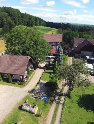 Blick von oben auf das Restaurant Steinenbühl und die umliegenden Häuser