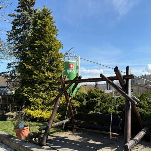 Spielplatz mit Holzschaukel beim Restaurant