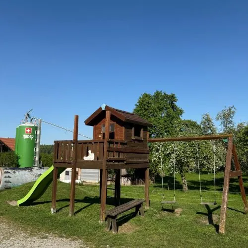 Spielturm mit Rutsche auf der Wiese