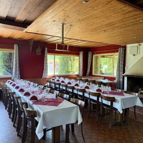 Festlich gedeckter Saal mit langen Tafeln