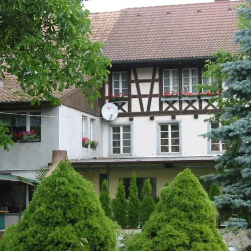 Fachwerkhaus mit Garten und Bäumen