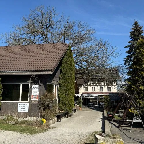 Gebäude und Zufahrtsweg beim Restaurant Steinenbühl