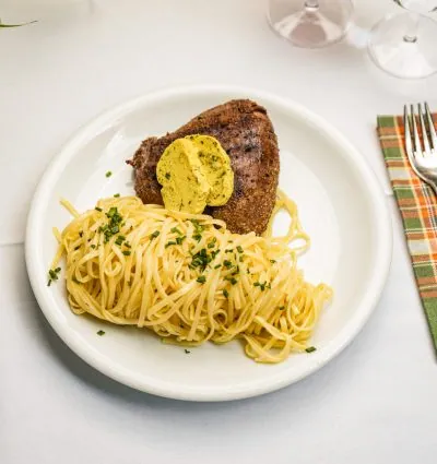 Steak mit Kräuterbutter und Spaghetti