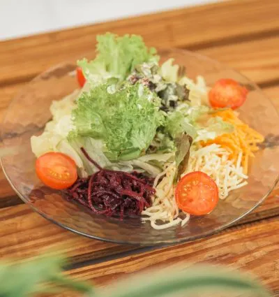 Gemischter Salat mit Tomaten, Randen und Karotten