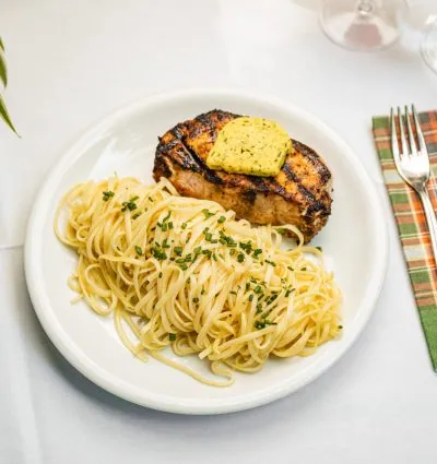 Grilliertes Fleisch mit Kräuterbutter und Spaghetti