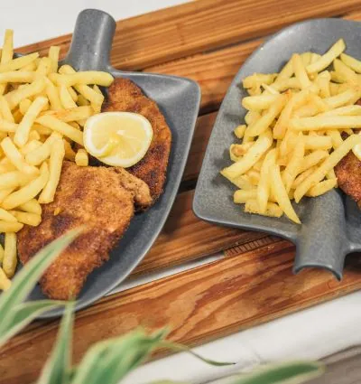 Schnitzel mit Zitrone und Pommes frites