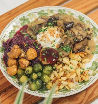 Wildteller mit Rotkraut, Rosenkohl, Marroni und Spätzli