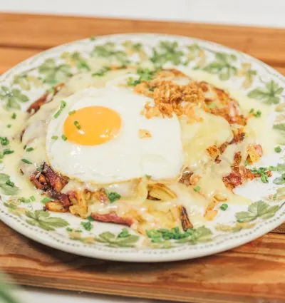 Rösti mit Spiegelei und überbackenem Käse