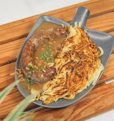 Bratwurst mit Zwiebelsauce und Rösti