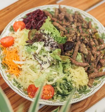 Salat mit Fleischstreifen