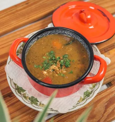 Suppe im roten Topf