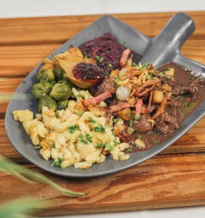 Wildteller mit Spätzli, Rotkraut und Rosenkohl