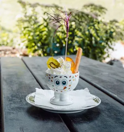 Kinderglace im Becher mit Gesicht