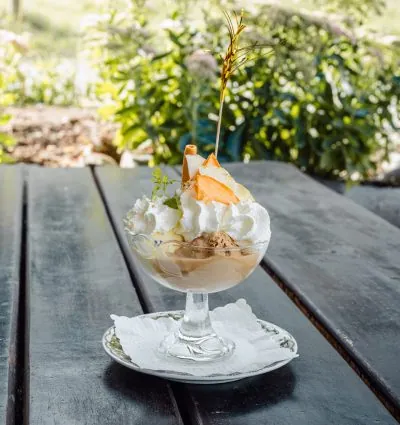 Glace-Coupe mit Rahm und Pfirsich