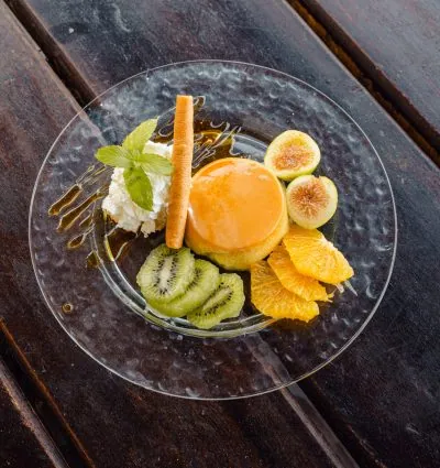 Dessertteller mit Glace, Kiwi und Orange