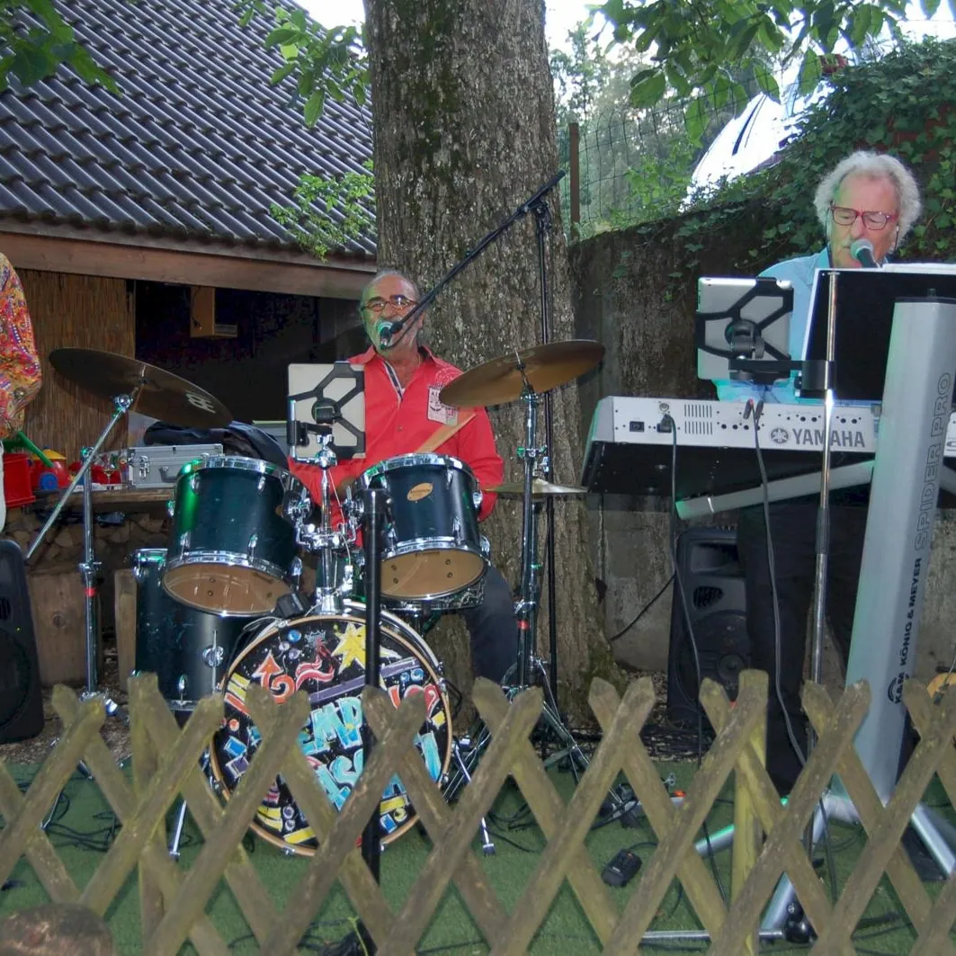 Band mit Schlagzeug und Keyboard spielt im Freien
