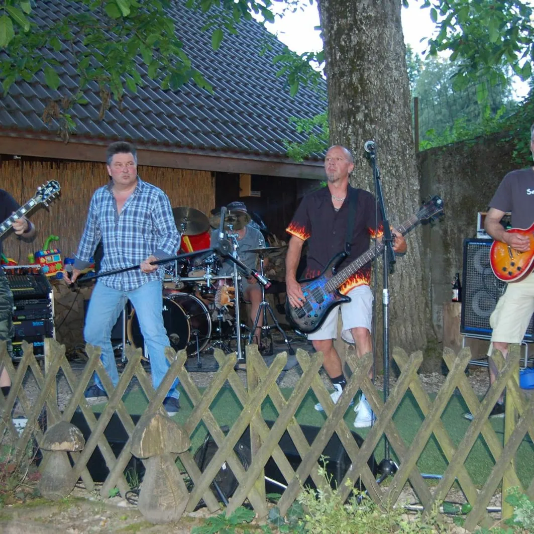Band spielt vor dem Restaurant