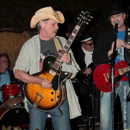 Gitarrist mit Cowboyhut beim Konzert